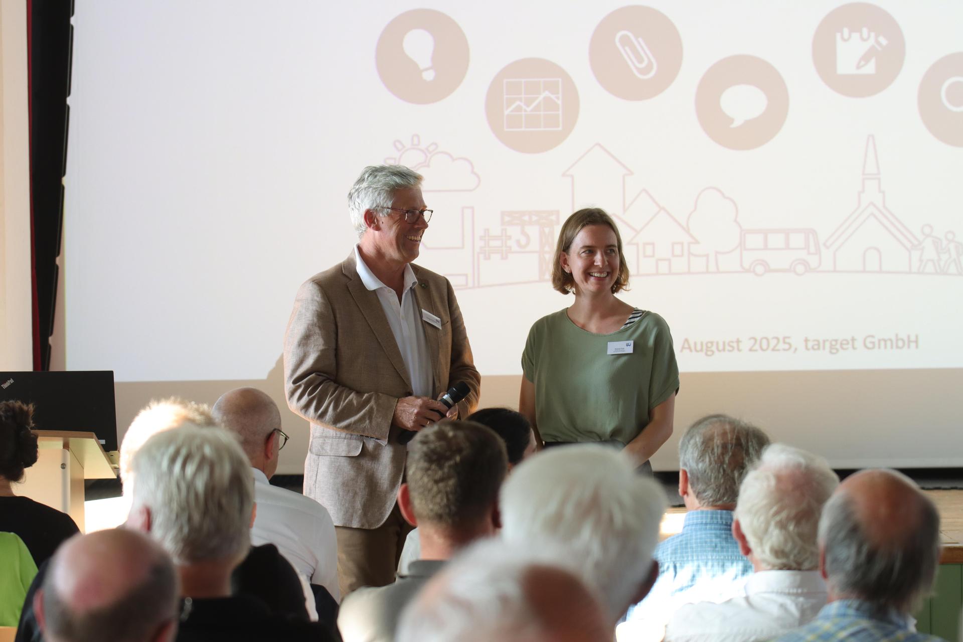 Ergebnisse vorgestellt: Bürgermeister Carsten Piellusch und Klimaschutzmanagerin Svenja Puls. (Foto: tau)