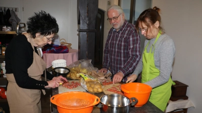 Bereiten Erbsensuppe vor (v.li.): Helga und Hans-Heiner Tüting sowie Hanne Ibold. (Foto: gi)