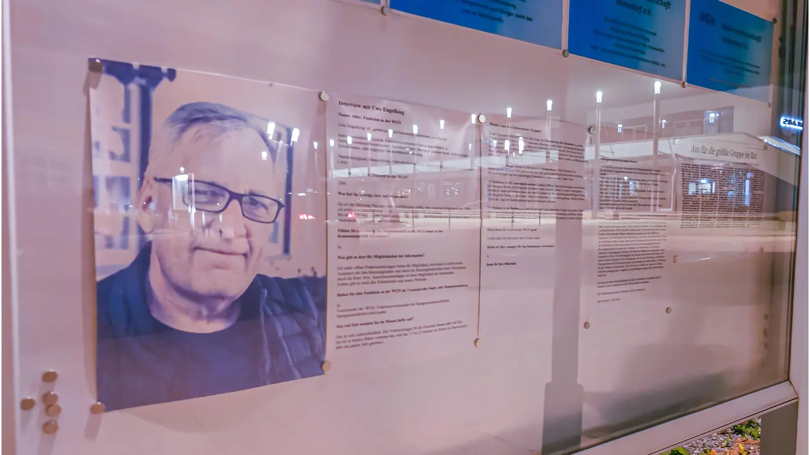 Im Parteischaukasten der Wählergemeinschaft Nenndorf wird der neue Vorsitzende Uwe Engelking vorgestellt. (Foto: wk)