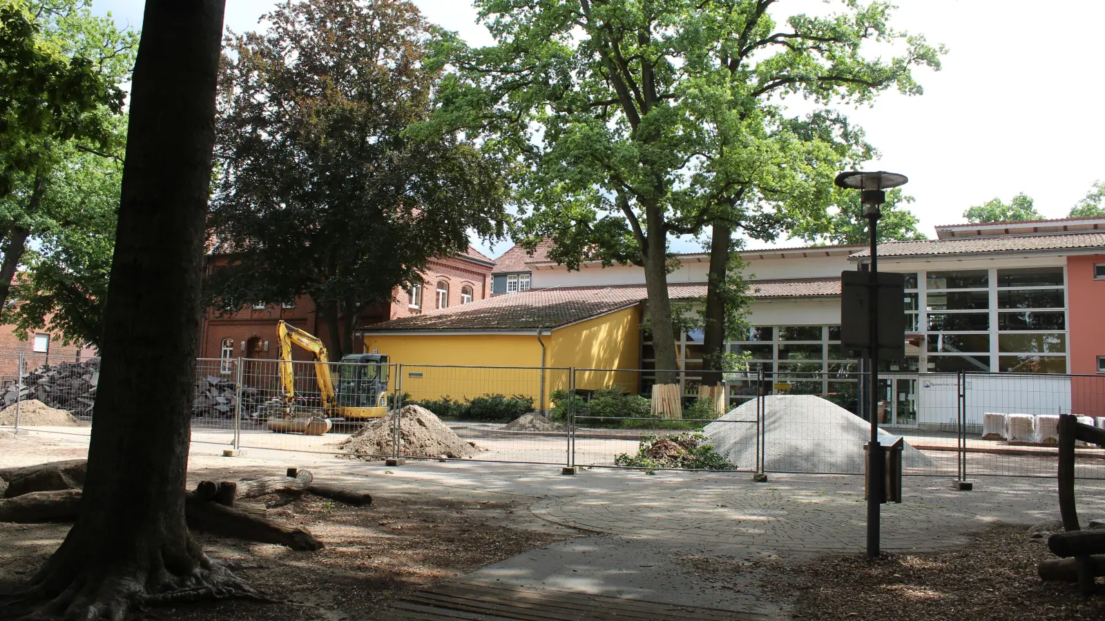 Speerung des Schulhofs: Kabelverlegung. (Foto: wb)