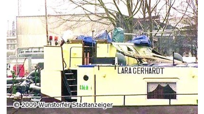 Tankmotorschiff auf dem Kanal passt nicht unter Eisenbahnbrücke hindurch (Foto: sowi)