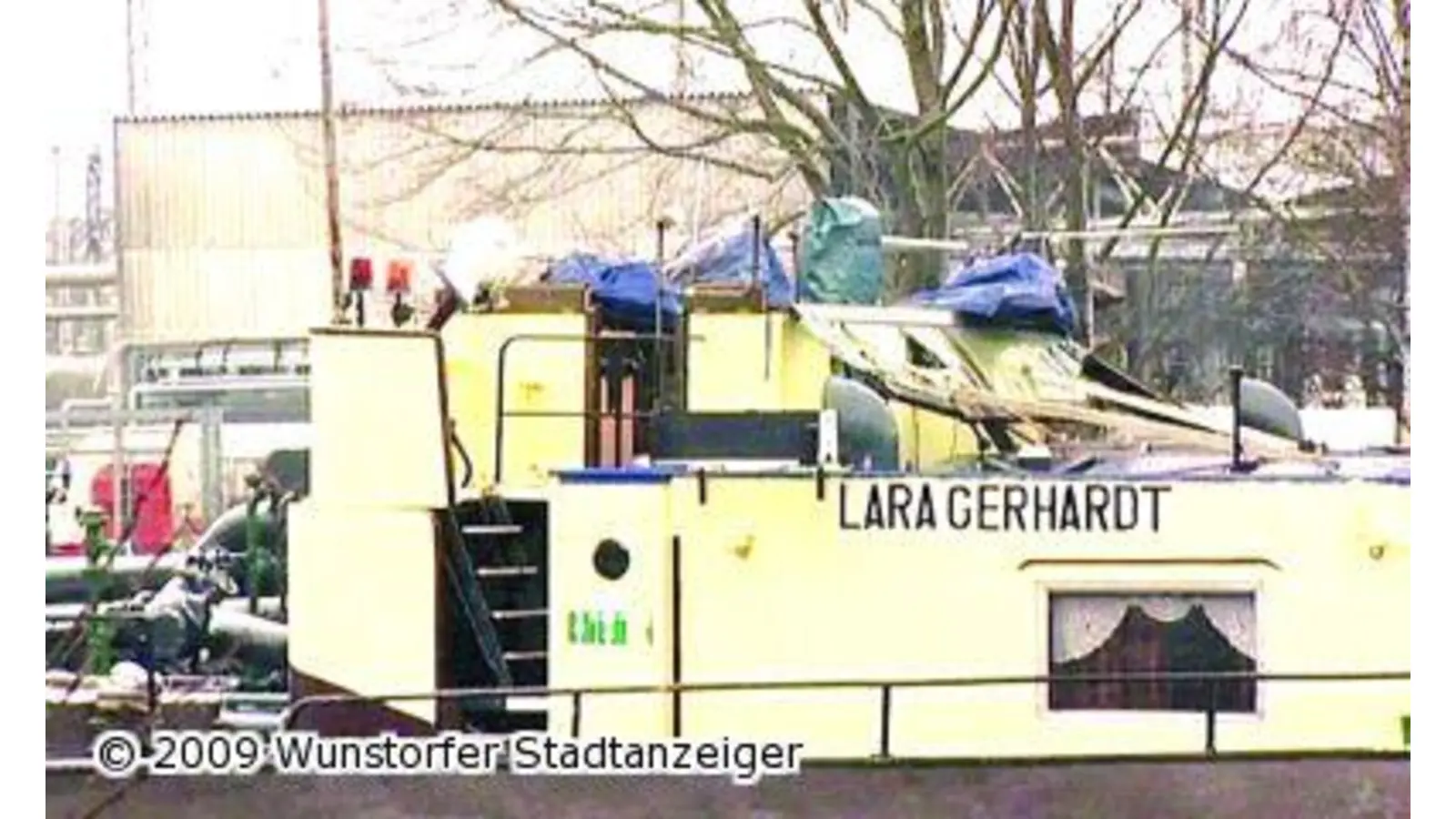 Tankmotorschiff auf dem Kanal passt nicht unter Eisenbahnbrücke hindurch (Foto: sowi)
