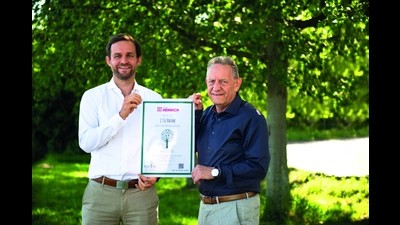 Die Möbel Heinrich Geschäftsführer Jonas und Heiner Struckmann prä sentieren das Zertifikat mit den erfolgreichen Baumspenden. (Foto: privat)