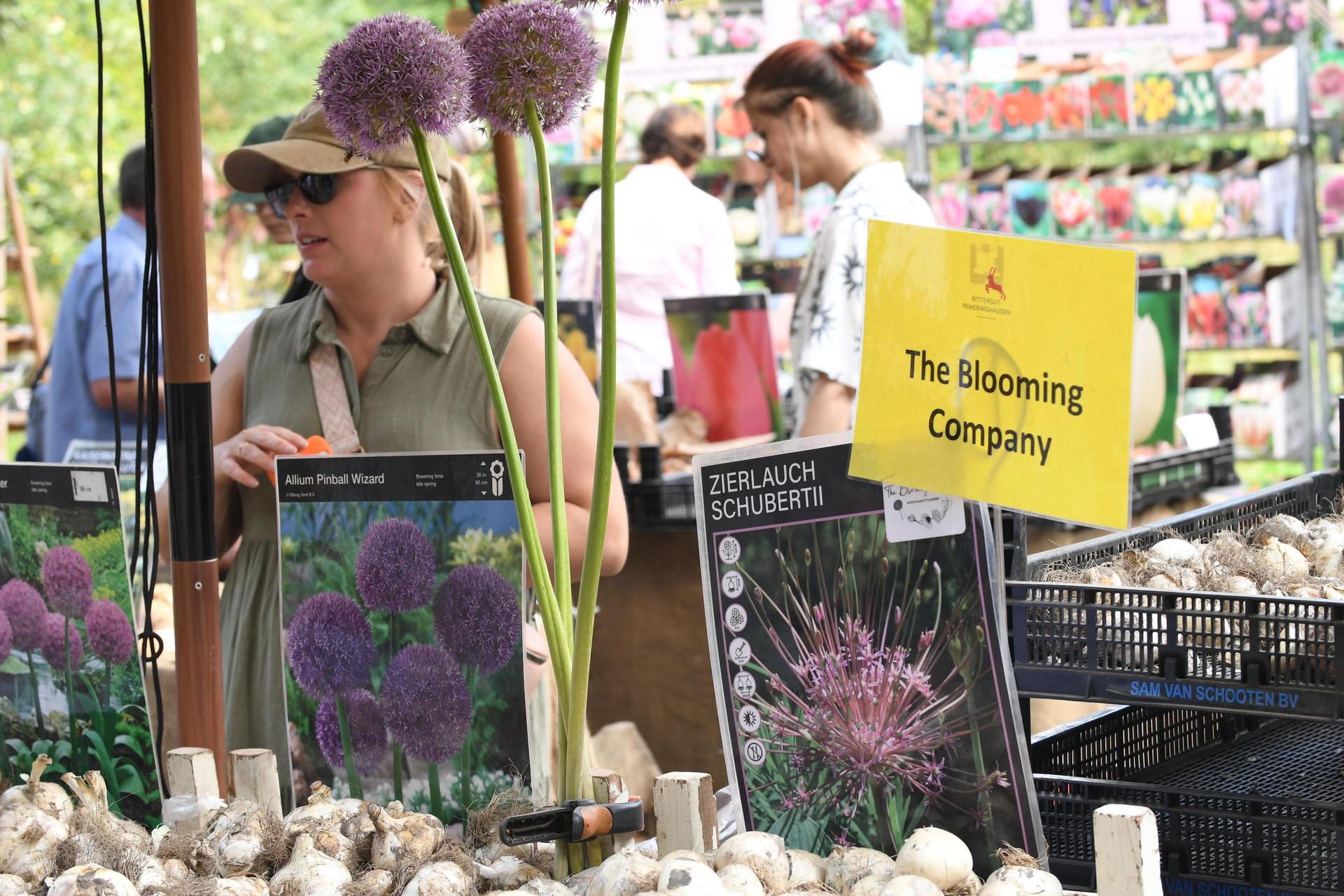 Drei Tage lang verwandelte sich das Rittergut Remeringhausen in ein Paradies für Garten- und Kunstliebhaber: Das beliebte Fest „Romantic Garden“ feierte seinen 25. Geburtstag. Bei strahlendem Sommerwetter strömten zahlreiche Besucherinnen und Besucher auf das idyllische Gutsgelände, um ein abwechslungsreiches Programm aus Ausstellungen, Musik und kulinarischen Angeboten zu genießen. Die gut gelaunten Gäste und das hervorragende Wetter sorgten für beste Stimmung, und auch die Aussteller zeigten sich rundum zufrieden. (Foto: nd)