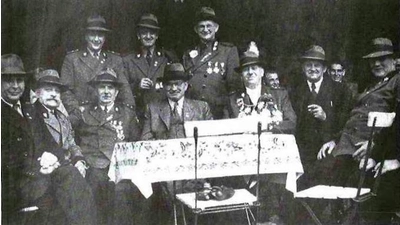 Ein Foto aus der Vereinsgeschichte von 1954: Schützenoberst Hermann Hücker (re.). Schützenkönig Karl Niemeyer mit Schützenkette (3.v.re.). (Foto: privat)