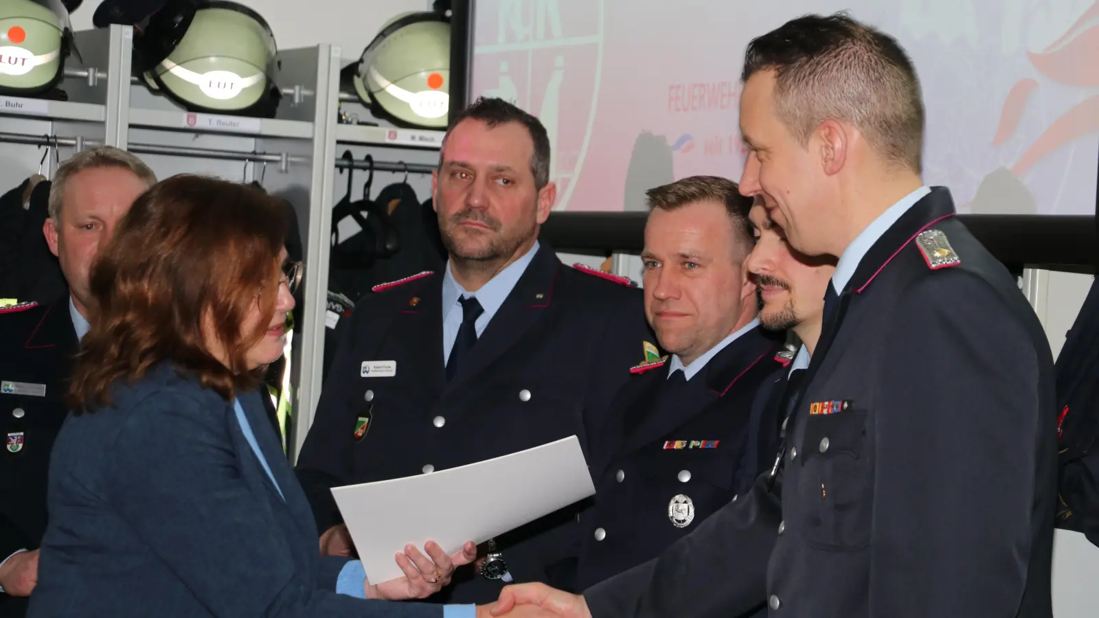 Ehrung: Wiebke Nickel (li.) zeichnet Jens Borchers mit der Hochwasserehrennadel aus.  (Foto: gi)