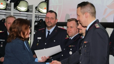 Ehrung: Wiebke Nickel (li.) zeichnet Jens Borchers mit der Hochwasserehrennadel aus.  (Foto: gi)
