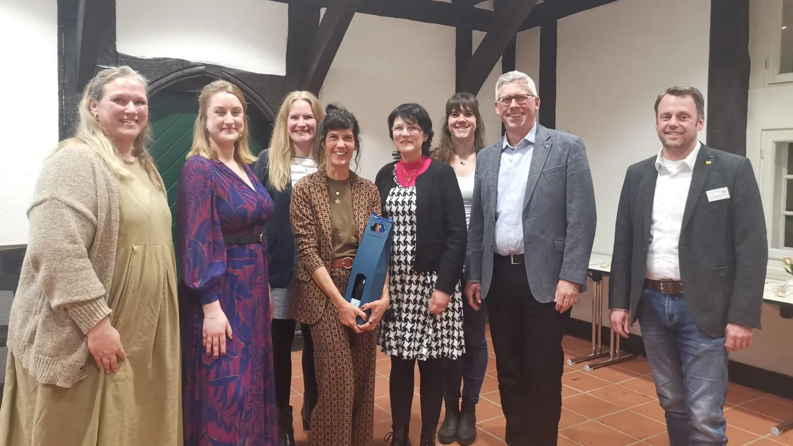 In der Abtei (v.li.): Florentine Pichon, Maxi Knust, Marleen Becker, Kathrin Block, Anja Coldewey, Tanja Berg, Bürgermeister Carsten Piellusch und Wirtschaftsförderer Jan Cord Ziegenhagen.  (Foto: privat)