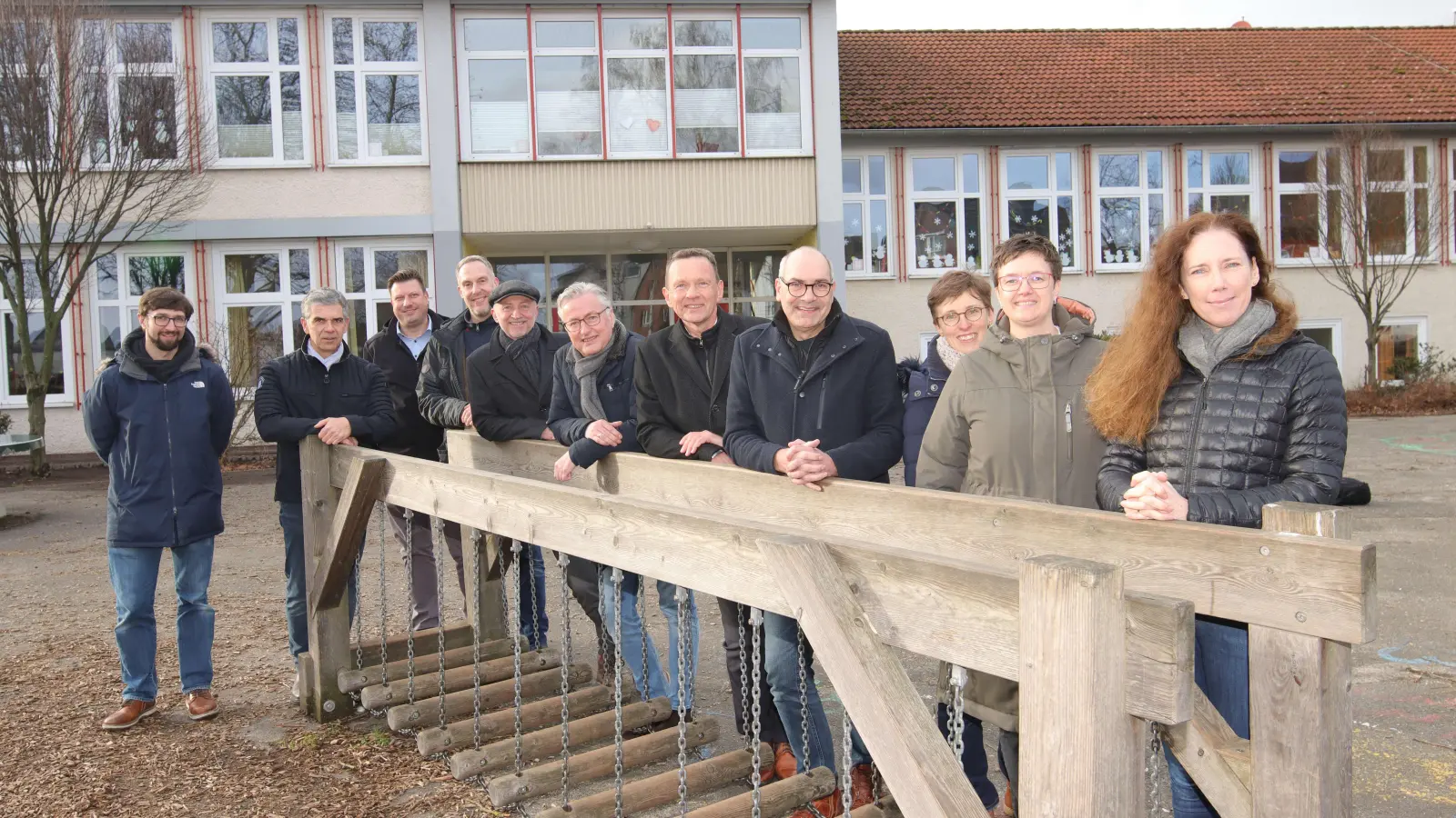 Unterstützen das Programm: Sponsoren sowie Vertreter der Elternschaft und die Schulleitung. (Foto: tau)