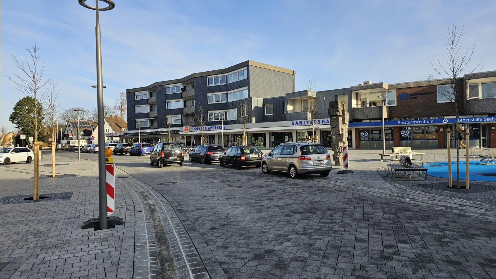 Zu einladend gestaltet? Autos parken neben der Straße auf dem Platz.  (Foto: tau)