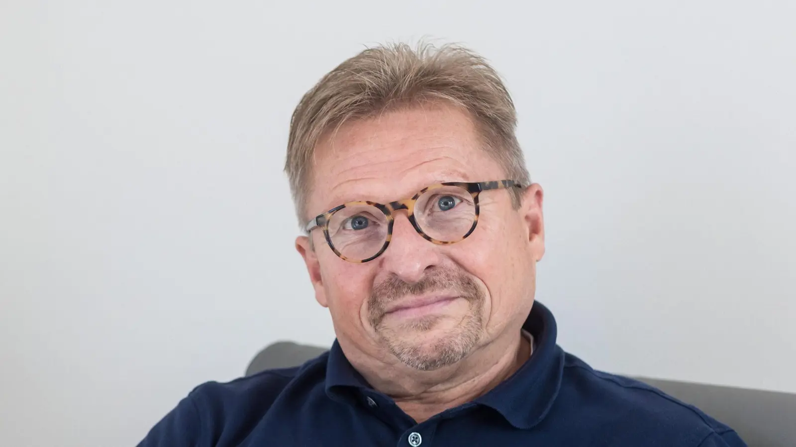 Mit Buch: Autor Carsten Schütte. (Foto: privat)