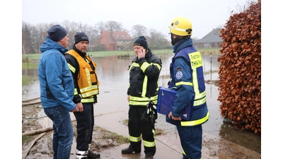 Gemeinsamer Einsatz (v.li.): Bürgermeister Carsten Piellusch, Ortsbrandmeister Frederik Wilde, Stadtbrandmeister Martin Ohlendorf und THW-Fachberater Thomas Hildebrandt.  (Foto: gi)