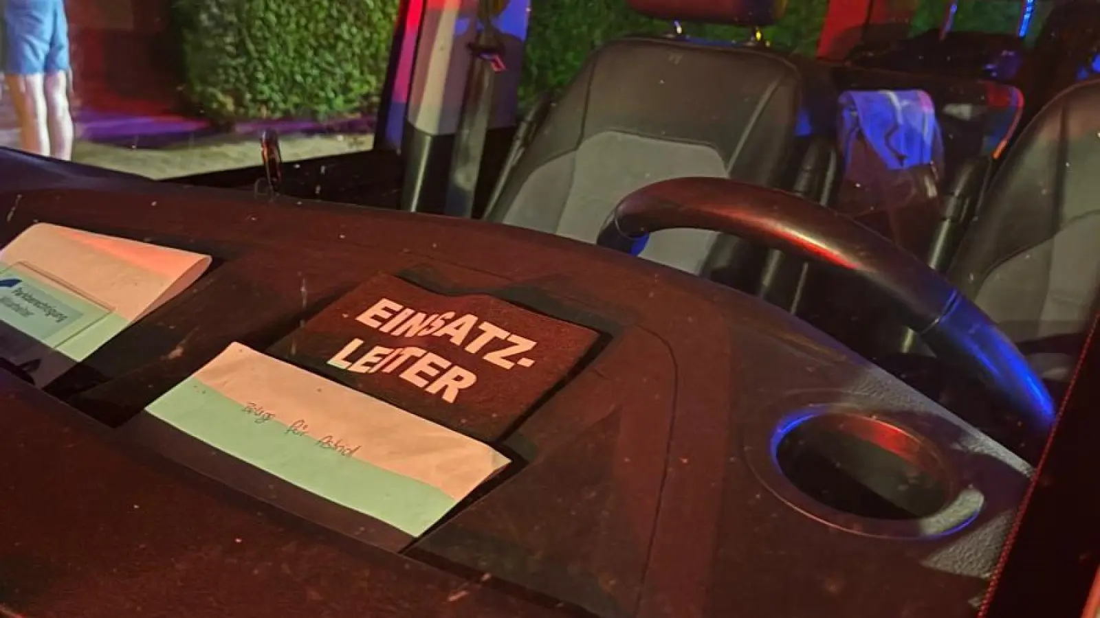 Gut sichtbar: Ein Schild mit der Aufschrift Einsatzleiter. (Foto: privat)