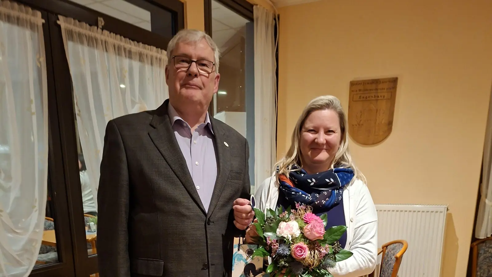 Peter Keßler dankt Chorleiterin Aurora Bogdan für ihre geleistete Arbeit.  (Foto: gi)