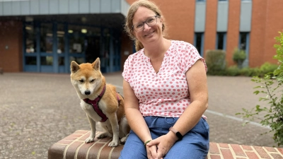 BBS-Schulsozialarbeiterin Kerstin Fall bildet ihre „Miyu” als Schulhund für „Tiergestützte Intervention” aus. (Foto: ste)