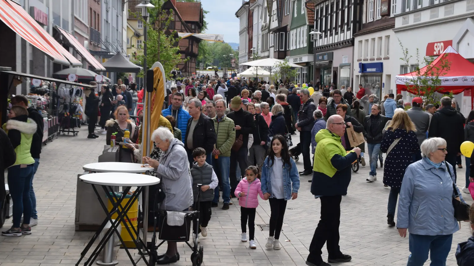 Lange Schlange vor der Bratwurst-Maschine. (Foto: ab)