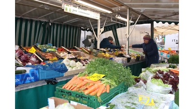 Der Stadtrat vertagt die Entscheidung über die Erhöhung der Standgebühren auf dem Wochenmarkt, die Steigerung dürfte moderater ausfallen, als zunächst vorgeschlagen. (Foto: Borchers, Bastian)