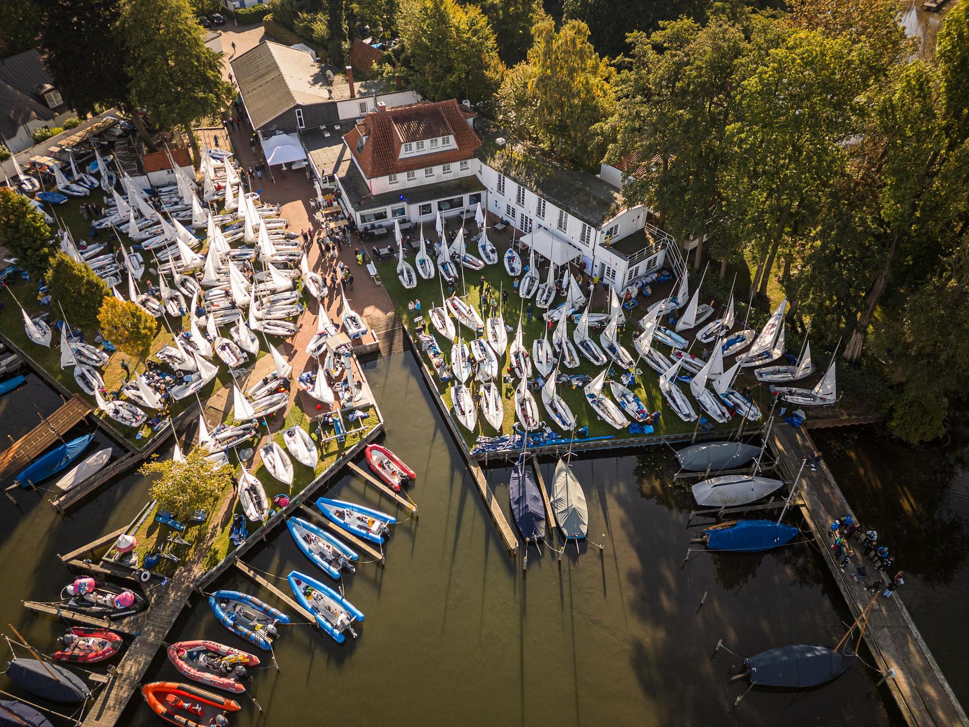 Der Blick von oben: 120 Boote füllen das Vereinsgelände des Schaumburg Lippischen Seglervereins. (Foto: SLSV)