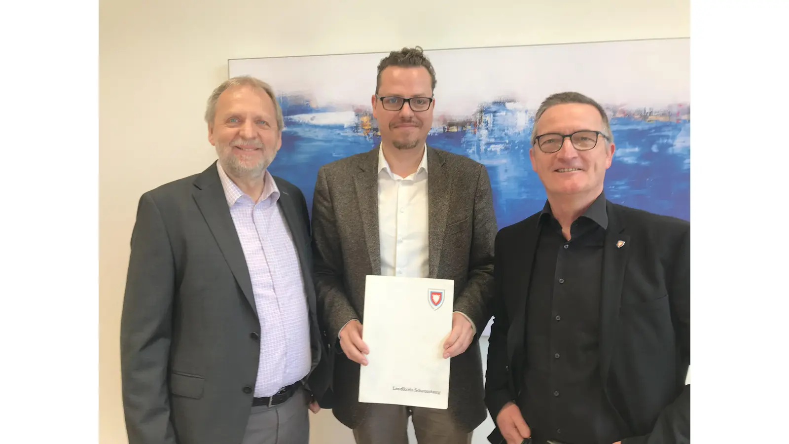 Der Geschäftsführer der Energieagentur Horst Roch (v. li.), Frank Glaubitz von Avacon und Fritz Klebe, Baudezernent des Landkreises, nach der Unterschrift zum Beitritt von Avacon zur Energieagentur. <br><br> (Foto: Energieagentur)