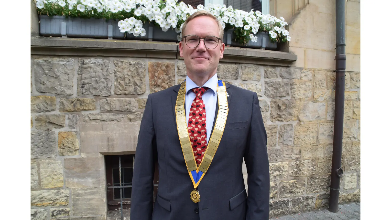 Der neue Präsident des Rotary Club Bückeburg vor dem Clublokal. (Foto: ab)