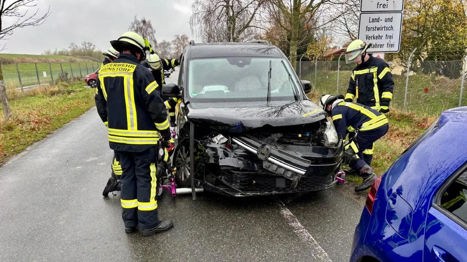 Im Kreuzungsbereich: Die Unfallstelle auf dem Frachtweg. (Foto: Feuerwehr)