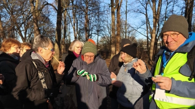 Im Bürgerpark: Teilnehmer und Bewegungsbegleiter bei einer besonderen Verkostung. (Foto: privat)