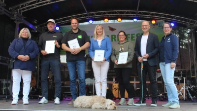 Freuen sich über die Auszeichnungen auf dem Naturpark-Fest 2025 (v.li.): Christiane Schweer, Thomas Rätzke, Heiko Abmeyer, Sylke Herse, Sina Kruse, Jens Palandt und Doreen Juffa. (Foto: wb)