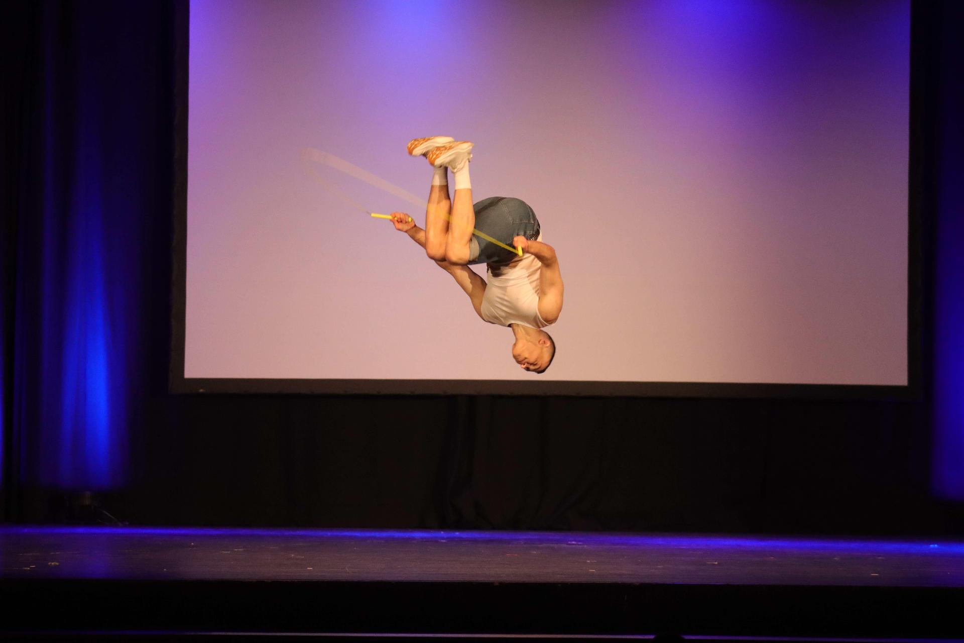 Mit Tempo: Eric Seeger ist Weltrekordhalter im Rope Skipping. (Foto: tau)