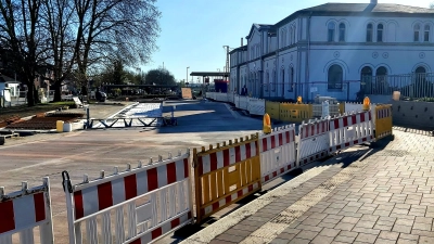 Hier wird gefeiert: Die neue Bushaltestelle und die neue Nutzung des alten Bahnhofsgebäude. (Foto: gk)