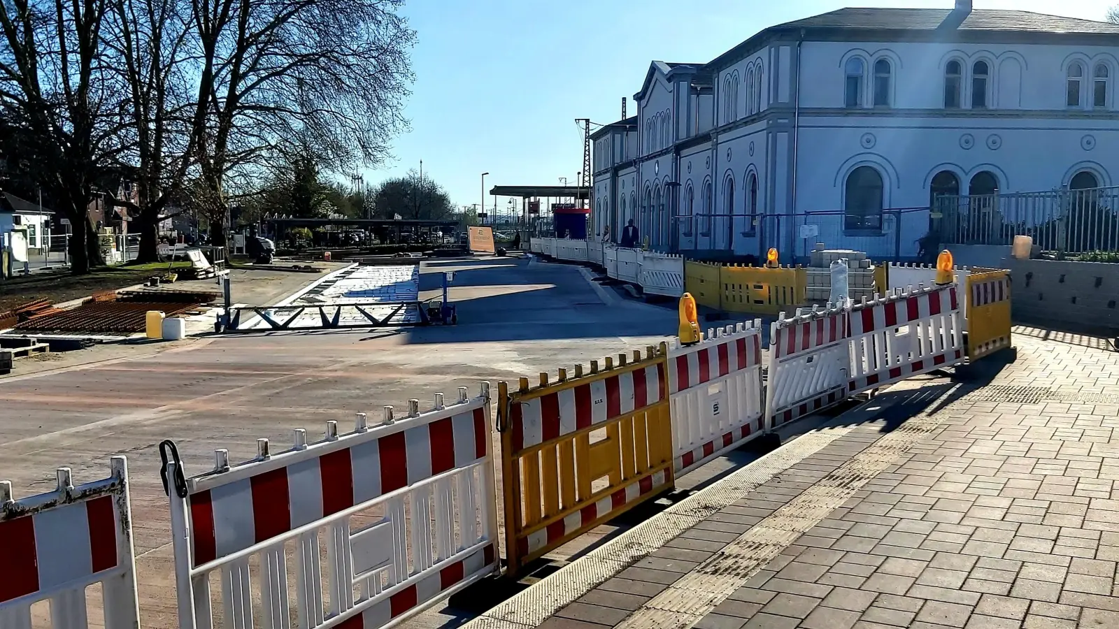 Hier wird gefeiert: Die neue Bushaltestelle und die neue Nutzung des alten Bahnhofsgebäude. (Foto: gk)