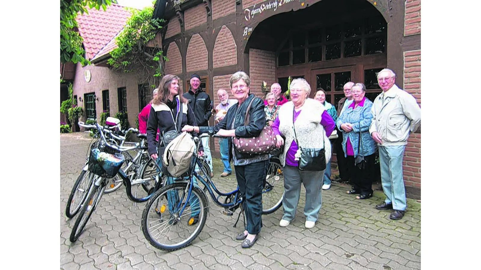 Radfahrer trotzen dem Regen (Foto: mk)