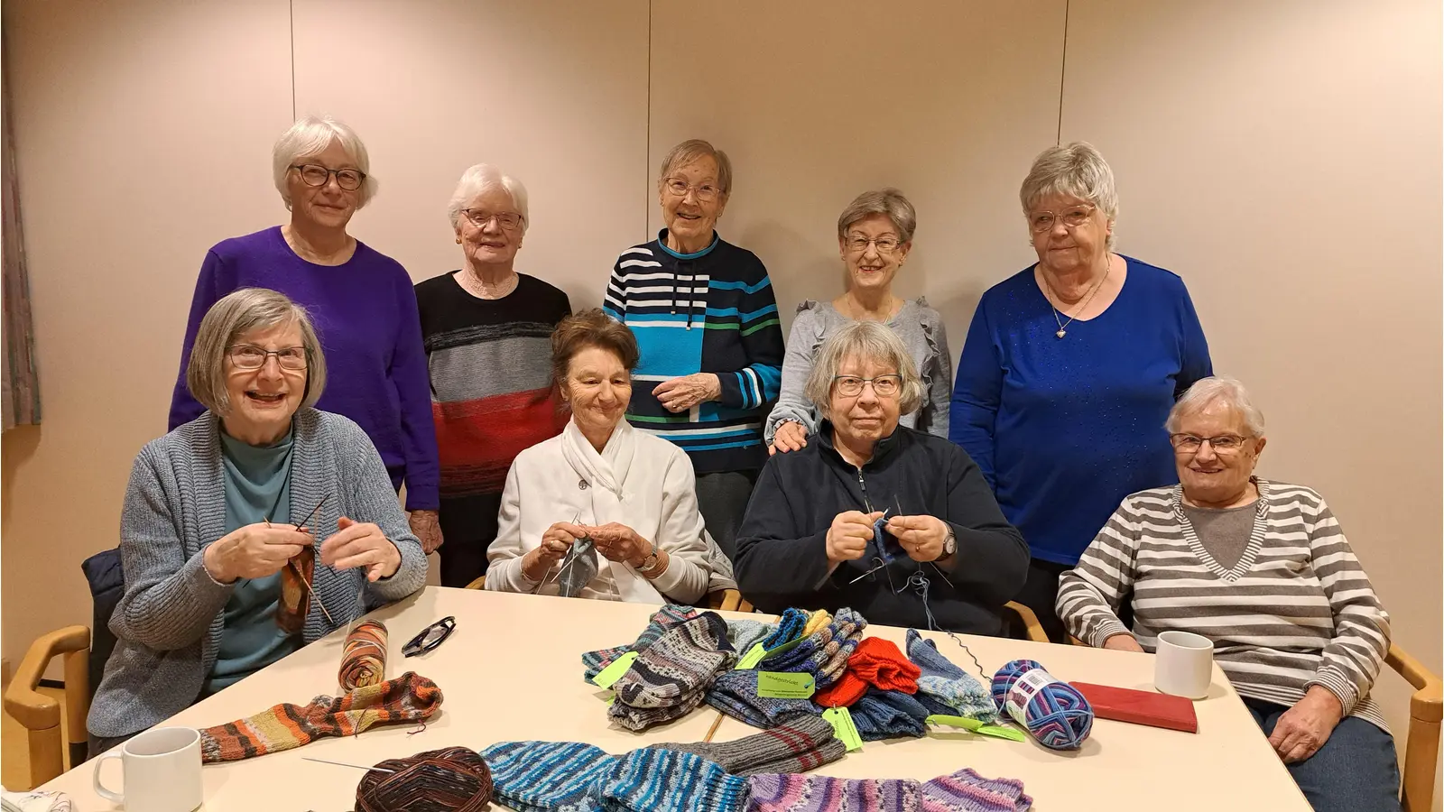 Wollen weiter stricken: Die Damen der Handarbeitsgruppe in der Stifts-Kirchengemeinde.  (Foto: privat)