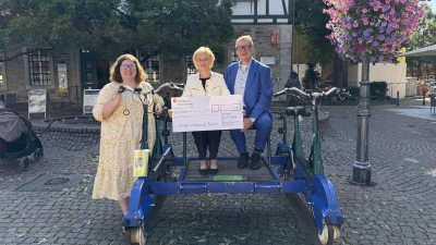 Petra Rabbe Hartinger erhält von Imke Bachmann und Thomas Gieselmann den Scheck für die wertvolle Arbeit des Kinderschutzbundes. Besonders jetzt nach der Brandkatastrophe ist das Geld hier sehr willkommen.  (Foto: ste)