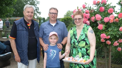 Mit der Jugendsiegerin Amelie in der Mitte (v.li.): Ehrenvorsitzender Manfred Schmidt, Dirk Thiele und Babett Bazant. (Foto: gi)