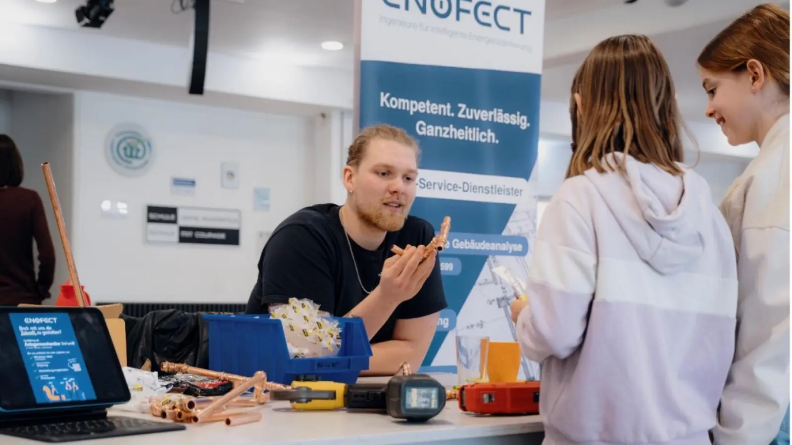 Begegnung am Stand: Aussteller und Schüler im Gespräch. (Foto: privat)