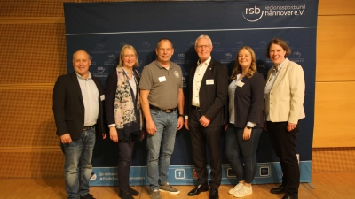 Nach der Ehrung: Das Team des RSB und Guido Dziony vom ASV (3.v.li.).  (Foto: RSB Hannover)