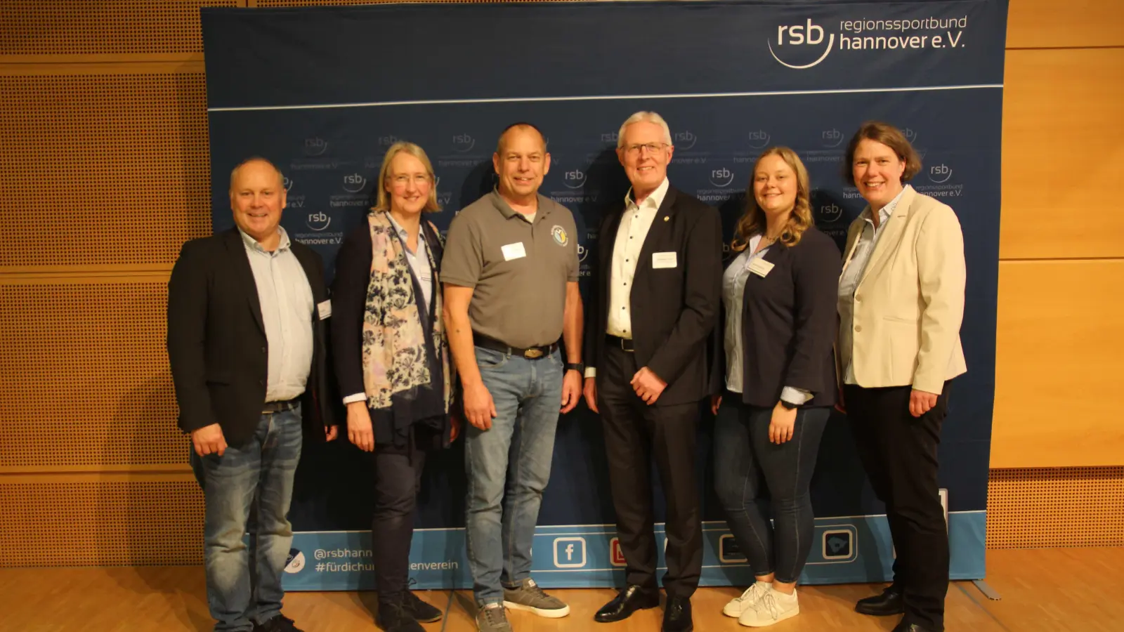 Nach der Ehrung: Das Team des RSB und Guido Dziony vom ASV (3.v.li.).  (Foto: RSB Hannover)