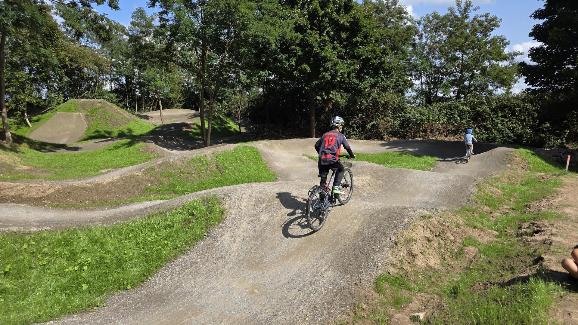 Nach der Freigabe: Erste Eindrücke vom Bikepark an der Reiterkuhle. (Foto: tau)