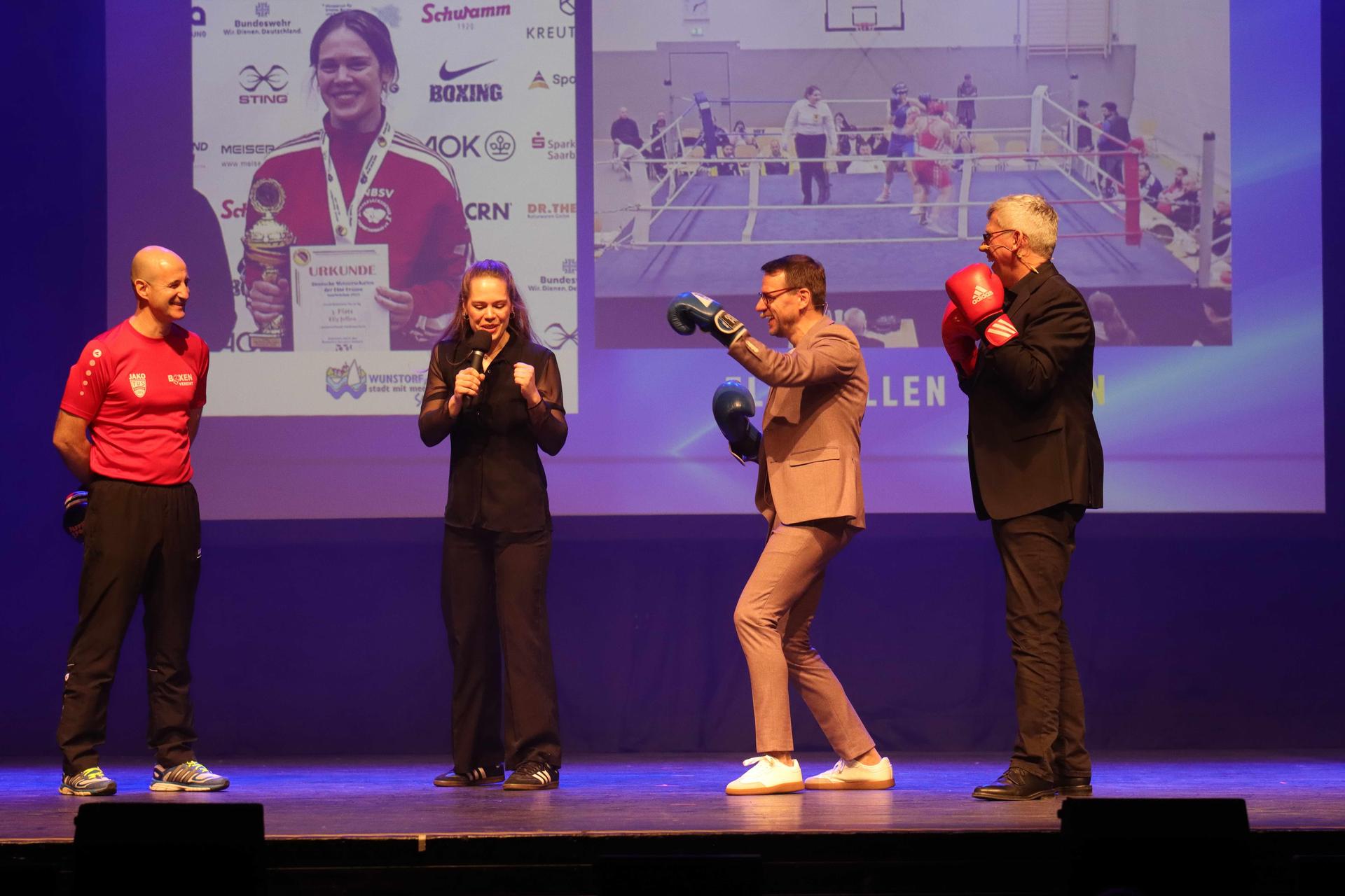 Showeinlage: Auf der Bühne fliegen die Fäuste. (Foto: tau)