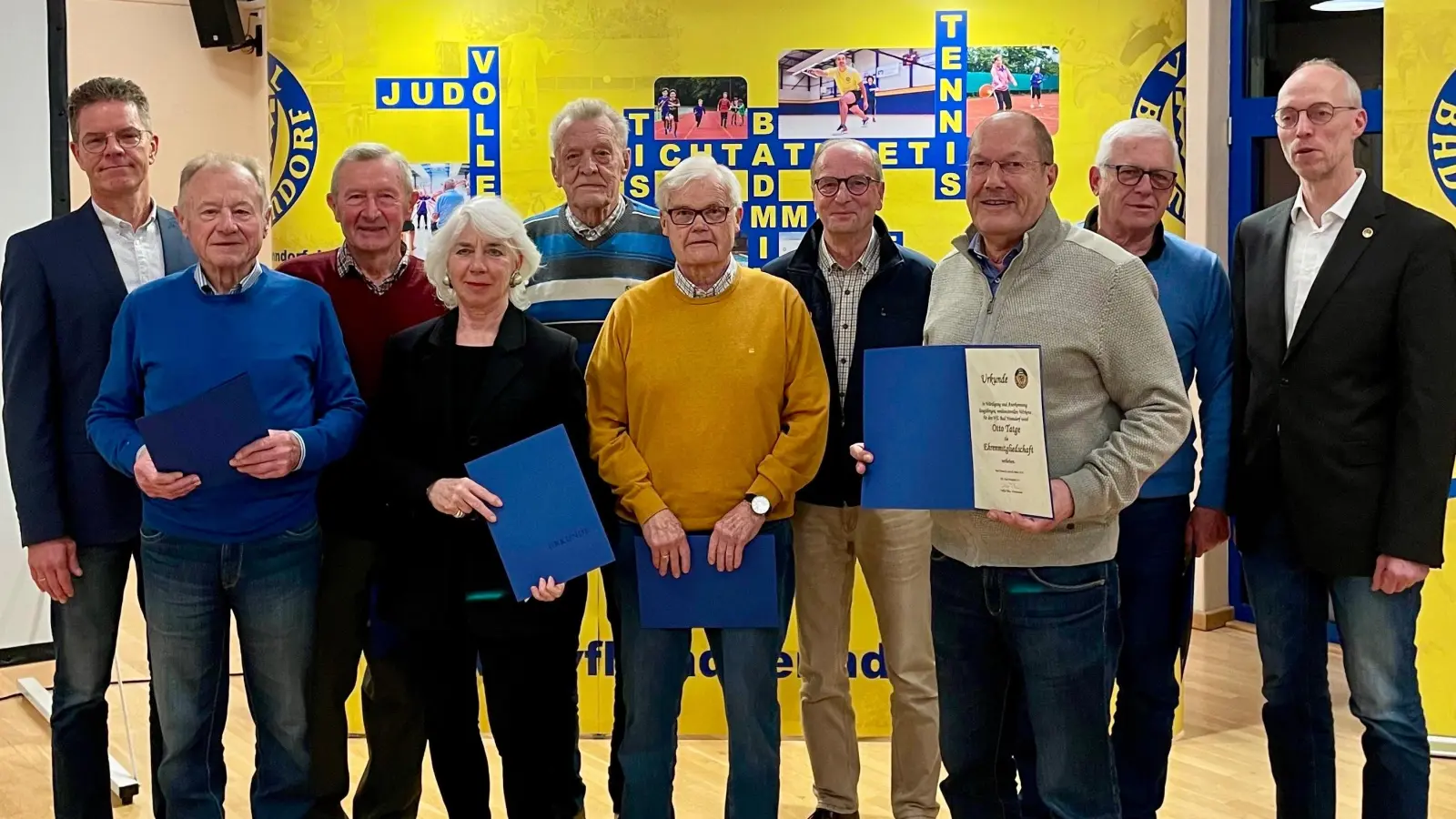 Vorsitzender Volker Thies (links) und sein Vize Helge Stille (rechts) mit den neuen Ehrenmitgliedern Werner Hausmann, Hans Wuttke, Renate Daseking-Henning, Helmut Bartels, Karl-Heinz Holstein, Bernd Matthias, Otto Tatge und Otto Daseking. (Foto: privat)