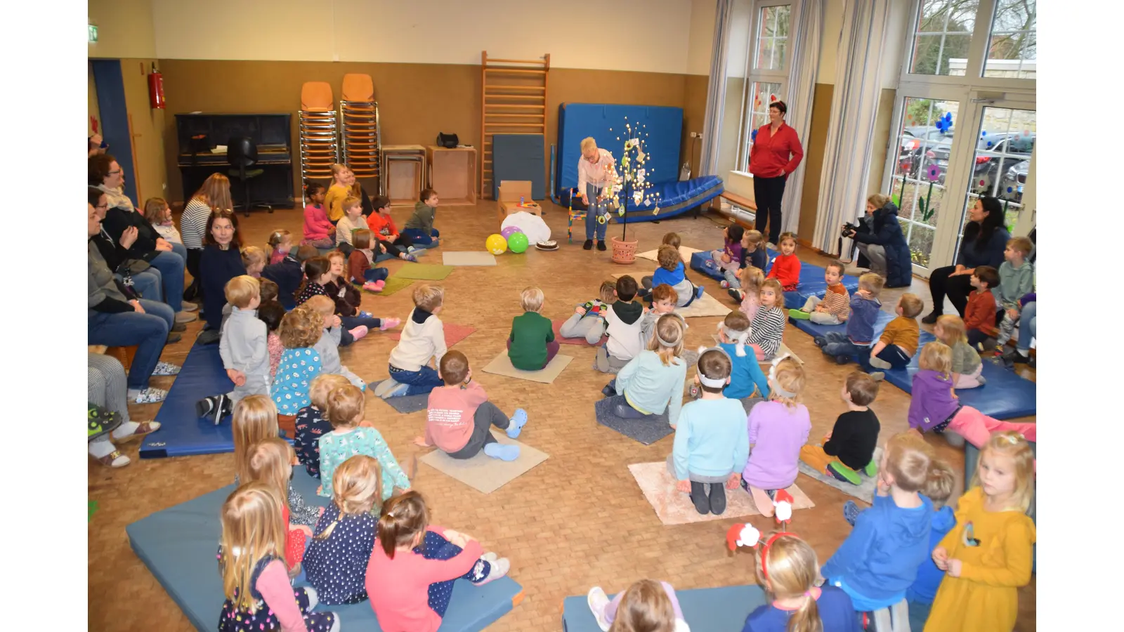 Viele Geschenke, liebe Worte und ein Wunschbaum zur Verabschiedung der Leiterin (Bildmitte). (Foto: ab)