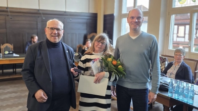 Im Ratssaal (v.li.): Ortsbürgermeister Thomas Silbermann, Gerda Mirkovic und SPD-Fraktionsvorsitzender Sören Thoms. (Foto: tau)