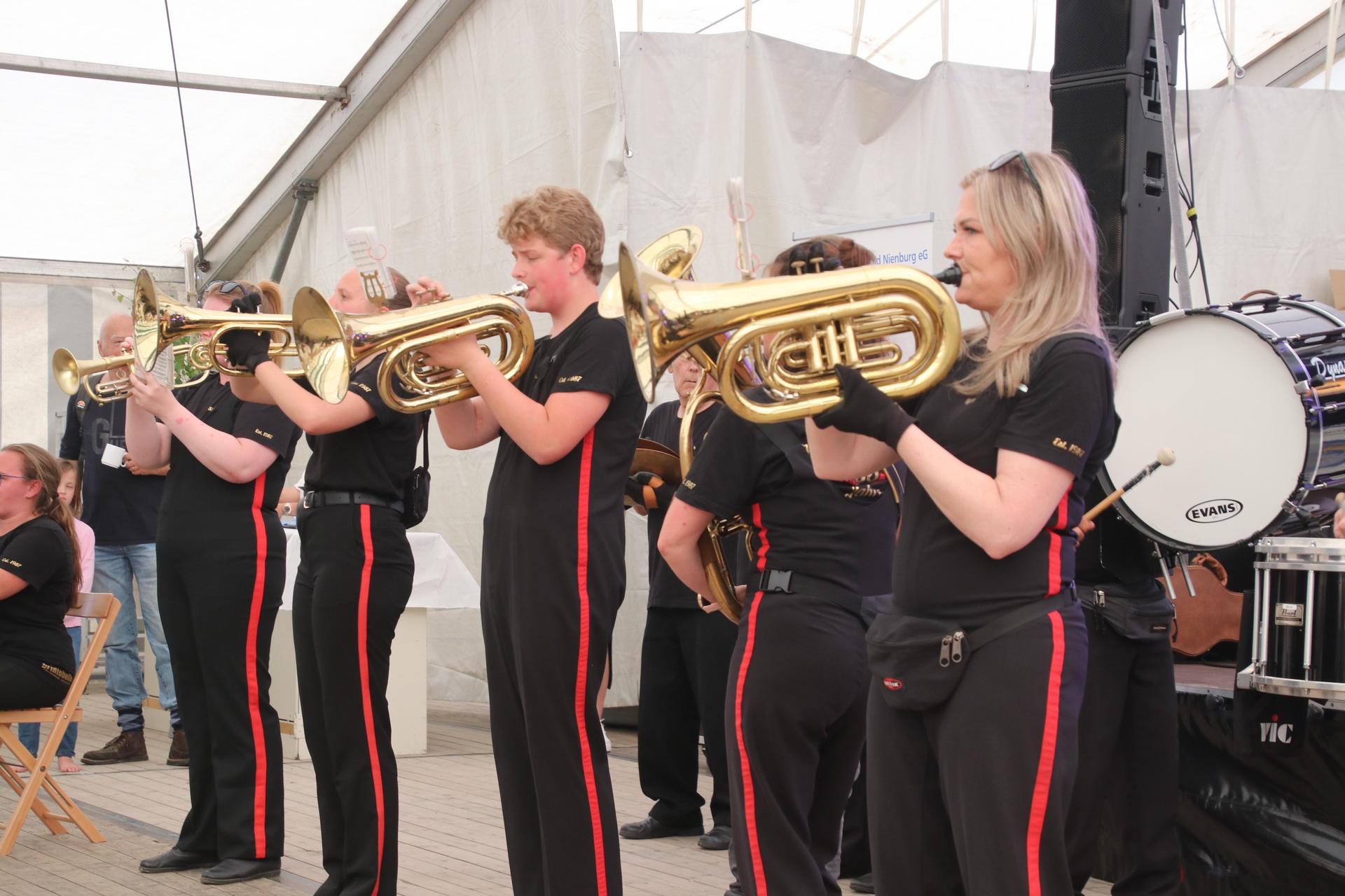 Musik am Schützenfest-Samstag in Wunstorf. (Foto: gi)