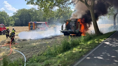 Auf einem Feld: Feuerwehr löscht eine brennende Ballenpresse. (Foto: Feuerwehr)