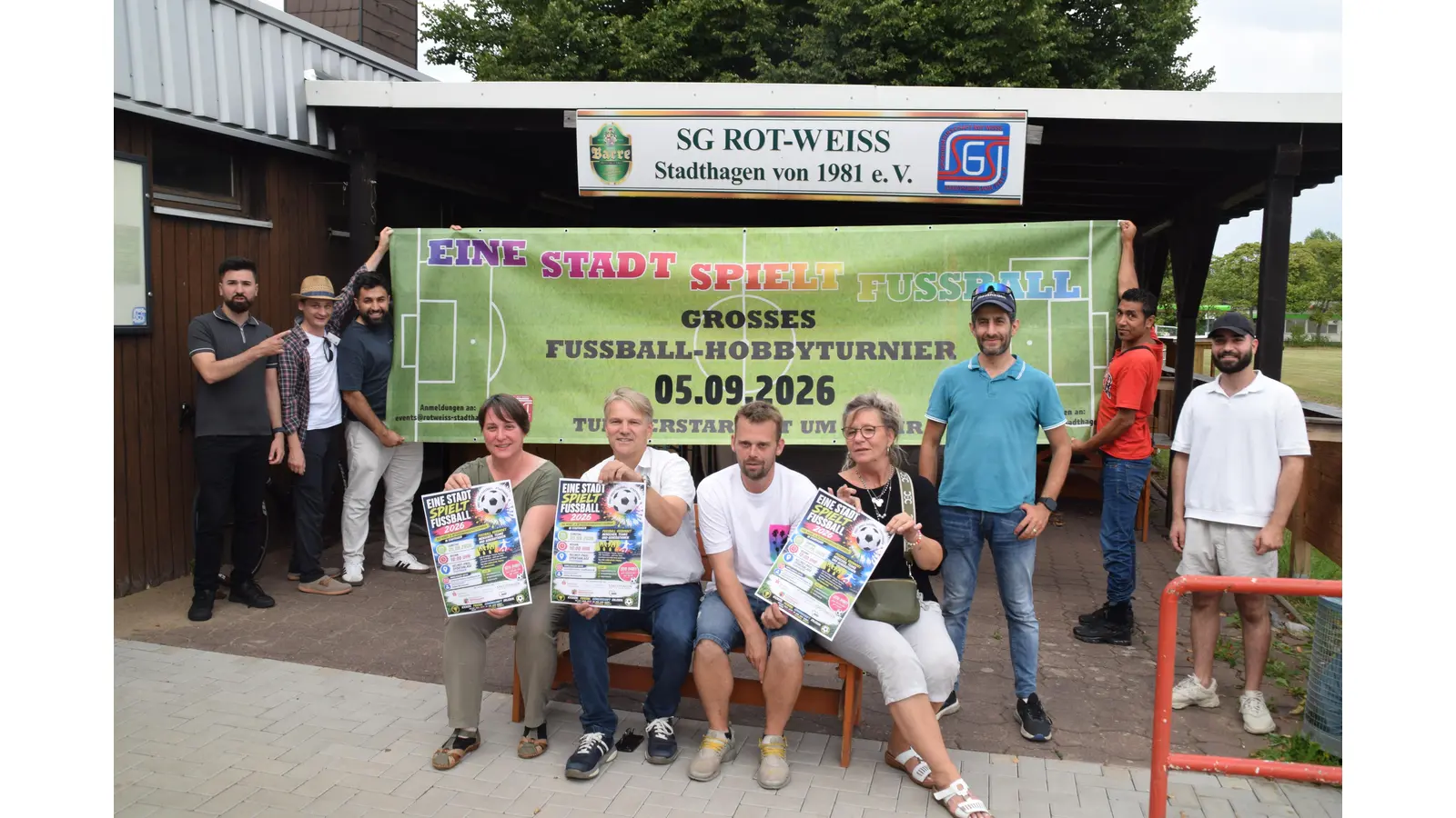 Die Hauptorganisatoren auf der Bank v.l.n.r.: Christina Allard (Begegnungsbüro), Oliver Theiß, Julian Bornemann (SG Rot-Weiss), Britta Kunze (Stadt Stadthagen). Ehrenamtliche Helfer aus aller Herren Länder unterstützen das Team tatkräftig. (Foto: ab)