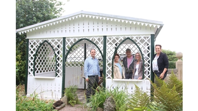 Bernhard Wenzel (Landkreis), Jutta Schwenker, Torsten Buhl (beide Bauamt Obernkirchen), Tanja Ehrenberg (VGH) und Bürgermeisterin Dörte Worm-Kressin begutachten die sanierte Gartenlaube im Garten Brockmann.  (Foto: bb)