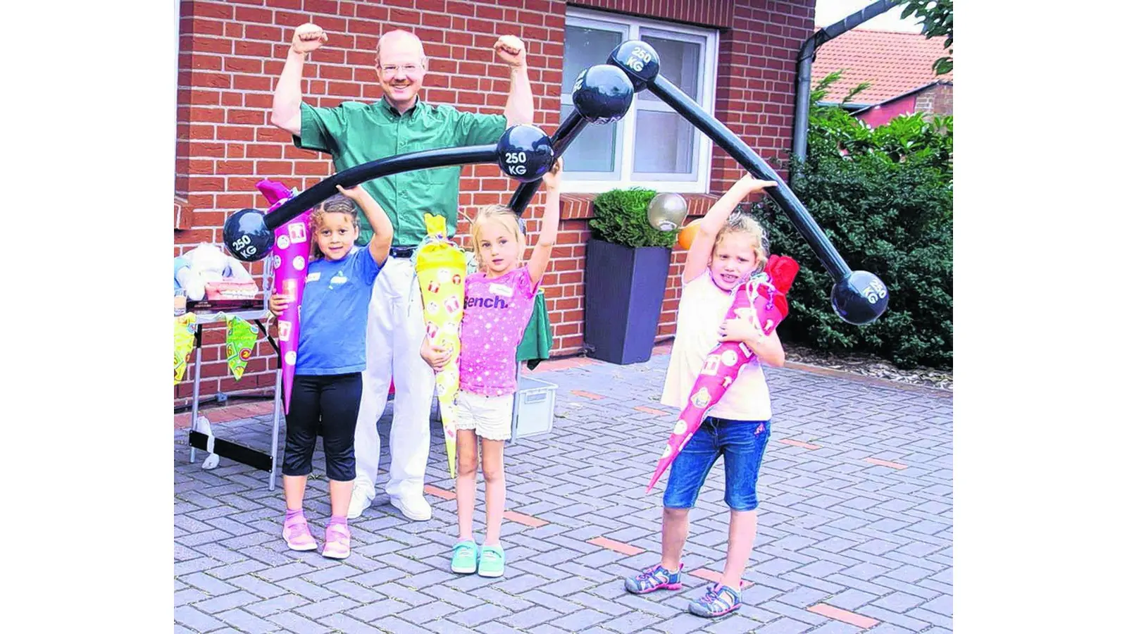 Zahngesunde Schultüten für drei topfitte Schulanfängerinnen (Foto: gi)