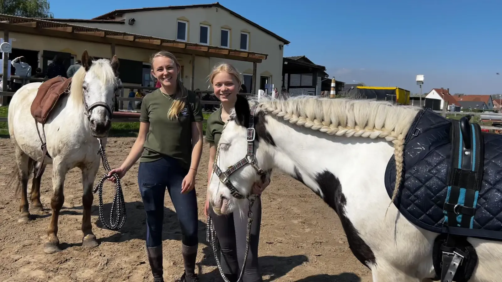 Beim Osterfest (v.li.): Melanie von Scheve und Janne Westphale.  (Foto: privat)