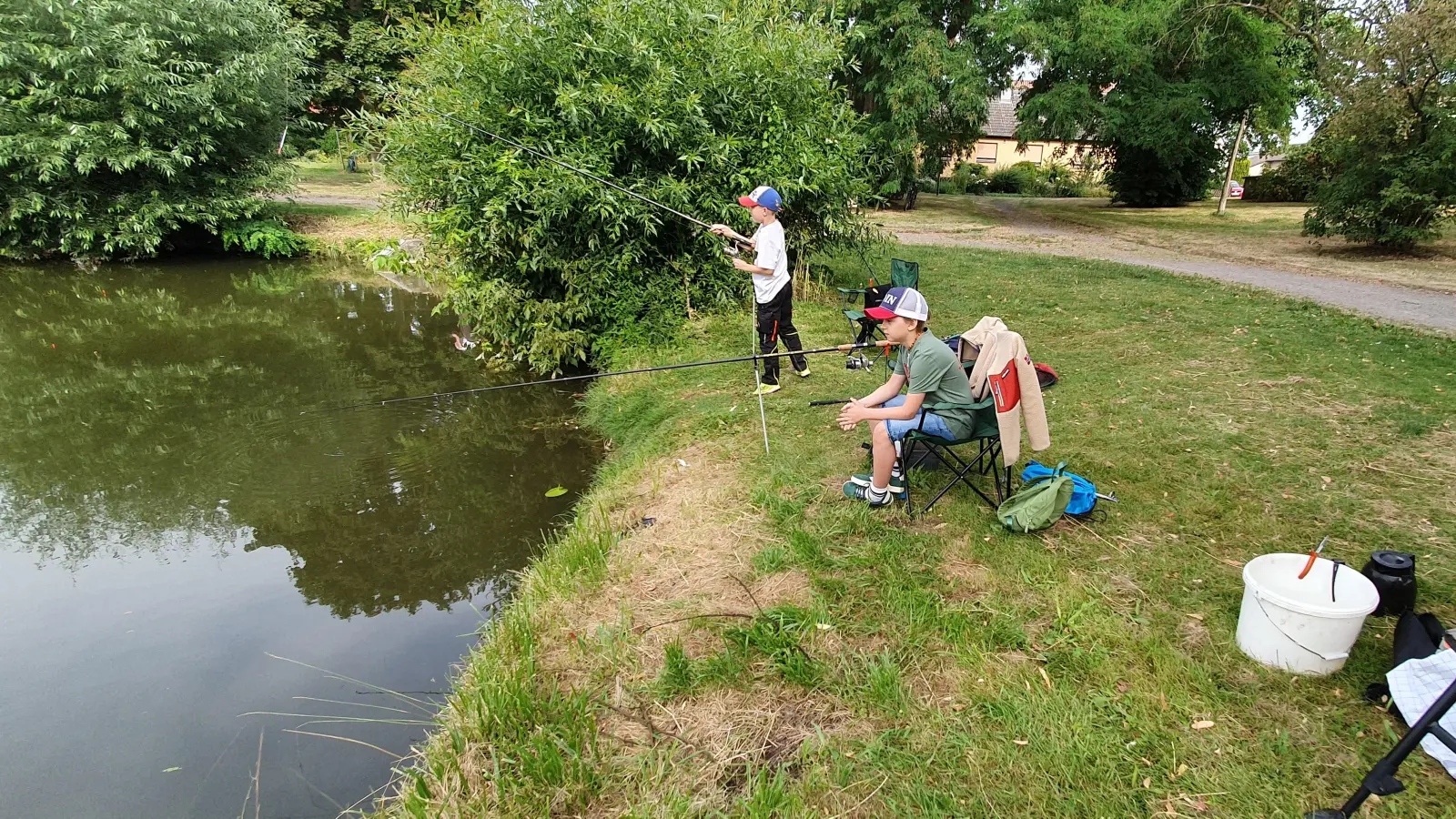 An der Tonkuhle: Die Teilnehmer beim Angeln. (Foto: privat)