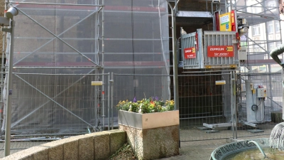 Der Materialaufzug an der Nordseite ist aufgestellt und der Fußweg in diesem Bereich gesperrt.  (Foto: gi)